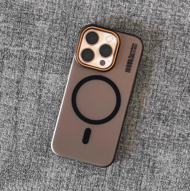 غلاف مغناطيسي بارد مع رذاذ ماء، متوافق مع جميع إصدارات Magsafe | نسيج بلاستيكية مطفأ ناعم | متعدد الأحجام يناسب آيفون 17 / 17 برو ماكس وغيرها | عدسة مزدوجة بألوان متناسقة: رمادي تيتانيوم / أبيض شفاف / أسود شفاف | غلاف صلب خفيف وغير محسوس مناسب للأزواج والمشاهير